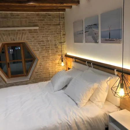 On The Square Daire Split